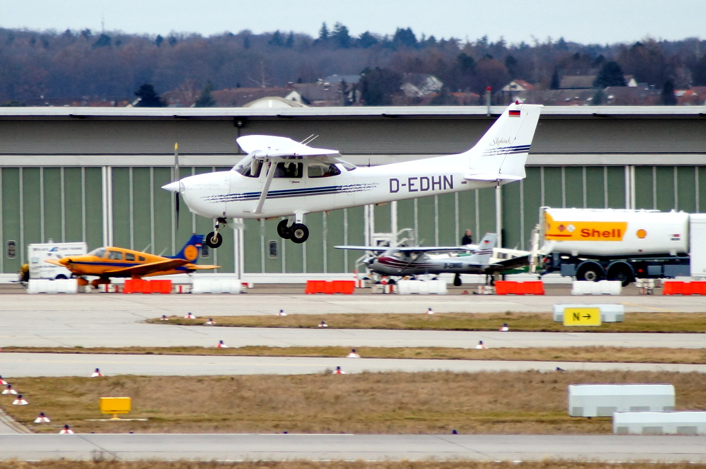 Hier wurden Landegebühren gespart, tiefer Überflug RWY 25.