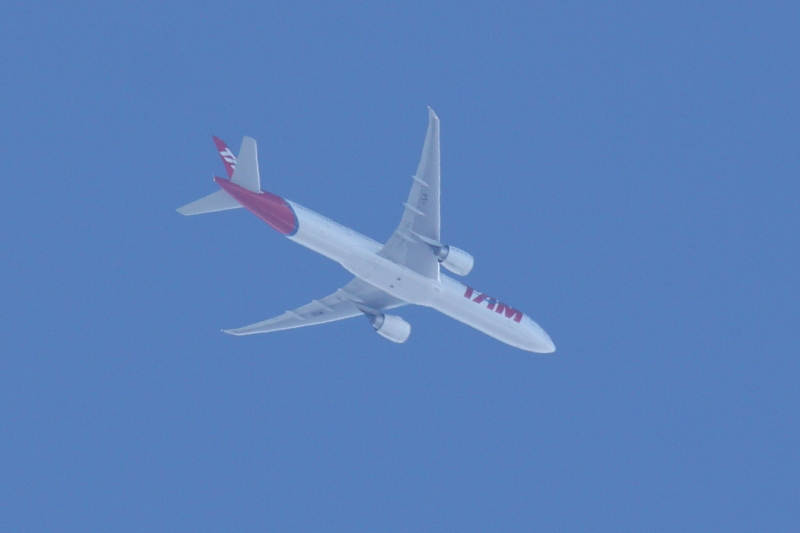 TAM 77W PT-MUD beim Warteschleifen fliegen