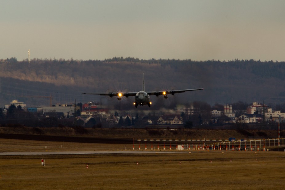 1.jpg (563.63 KiB) 5935 mal betrachtet USA - Navy Lockheed C-130T Hercules - 164995 - "AX"