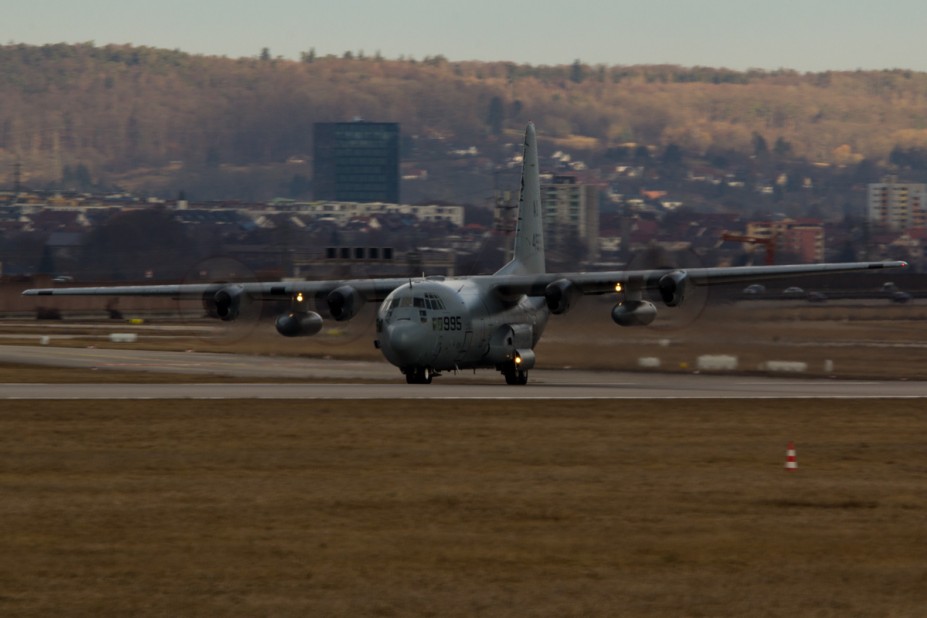 2.jpg (540.4 KiB) 5916 mal betrachtet USA - Navy Lockheed C-130T Hercules - 164995 - "AX"