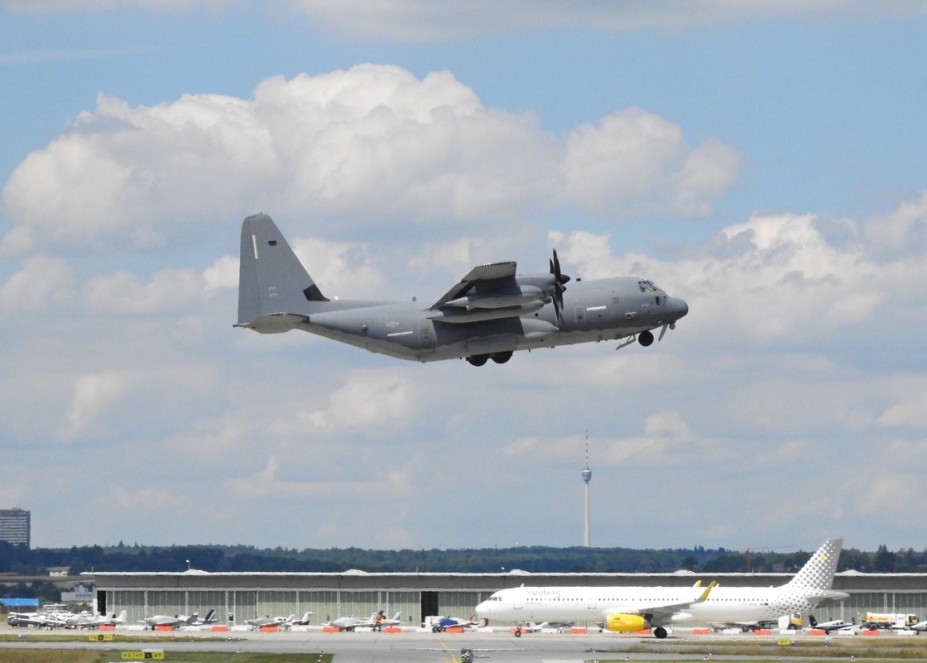 DSCN1696.JPG (412.42 KiB) 4880 mal betrachtet US Air Force<br />Lockheed MC-130J Hercules (L-382)<br />11-5737 (cn 382-5737)