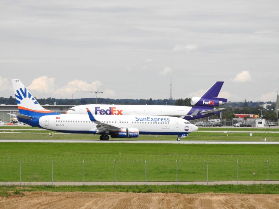 DSCN3270.JPG (454.89 KiB) 7777 mal betrachtet Beide in einem Foto vereint.<br />SunExpress <br />Boeing 737-8HC(WL)<br />TC-SEZ (c/n 61183)