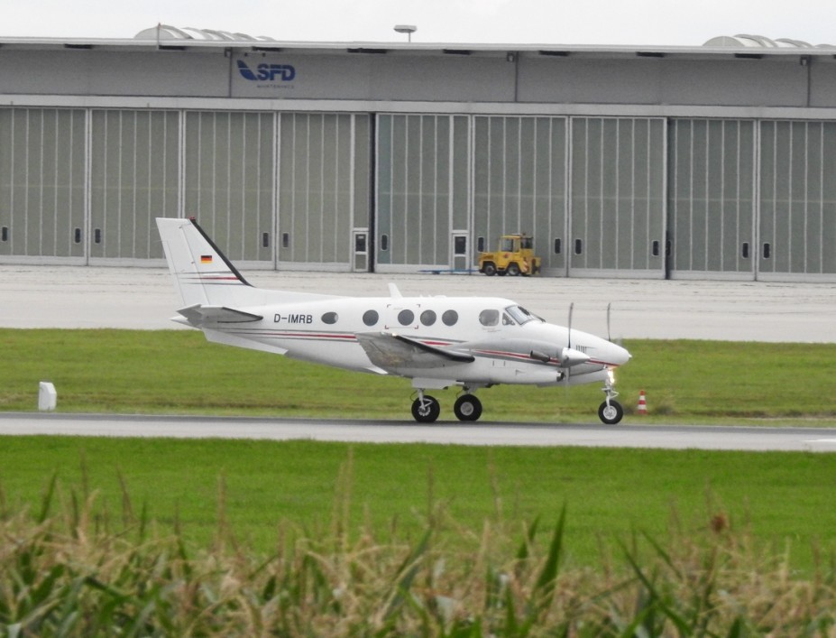 DSCN3169.JPG (470.25 KiB) 7777 mal betrachtet EFD Eisele Flugdienst<br />Beech C90GTI King Air<br />D-IMRB (c/n LJ-1900)