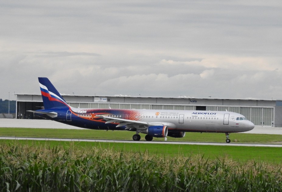 DSCN3307.JPG (431.56 KiB) 7735 mal betrachtet Aeroflot - Russian Airlines<br />Airbus A321-211<br />VP-BTL (c/n 5881)<br />Manchester United colors