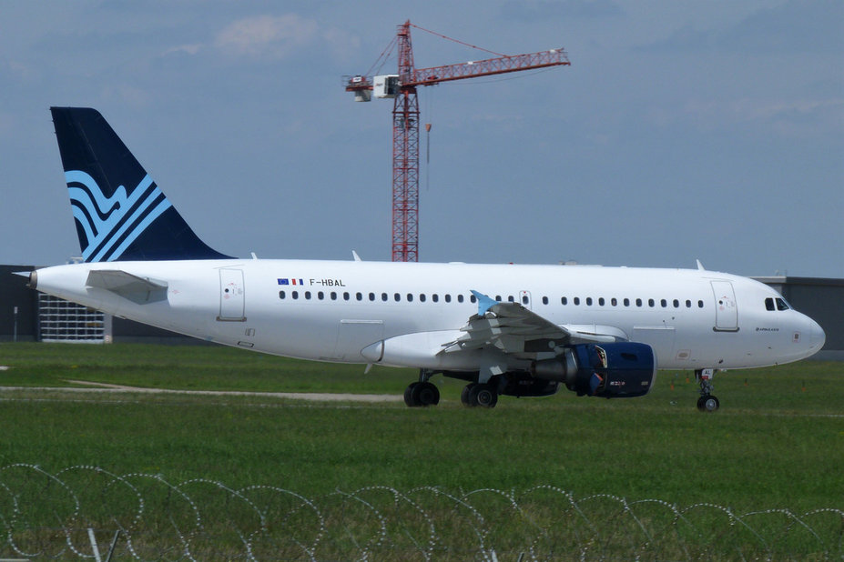 P1160672.jpg (554.38 KiB) 5124 mal betrachtet F-HBAC A319-111 Aigle Azur für TAP