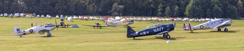 IMG_0078-Pano.jpg (403.58 KiB) 8471 mal betrachtet G-CBOE<br />Hawker Hurricane Mk.IIB<br /><br />D-FHGV<br />North American AT-6 Harvard II<br /><br />N15KK<br />Beech AT-11 Kansan