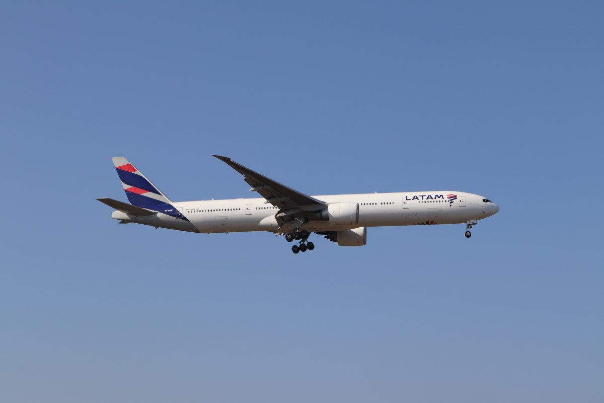 Z LATAM 77W Anflug.JPG