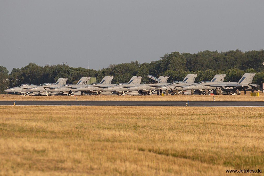 F-18120623.jpg