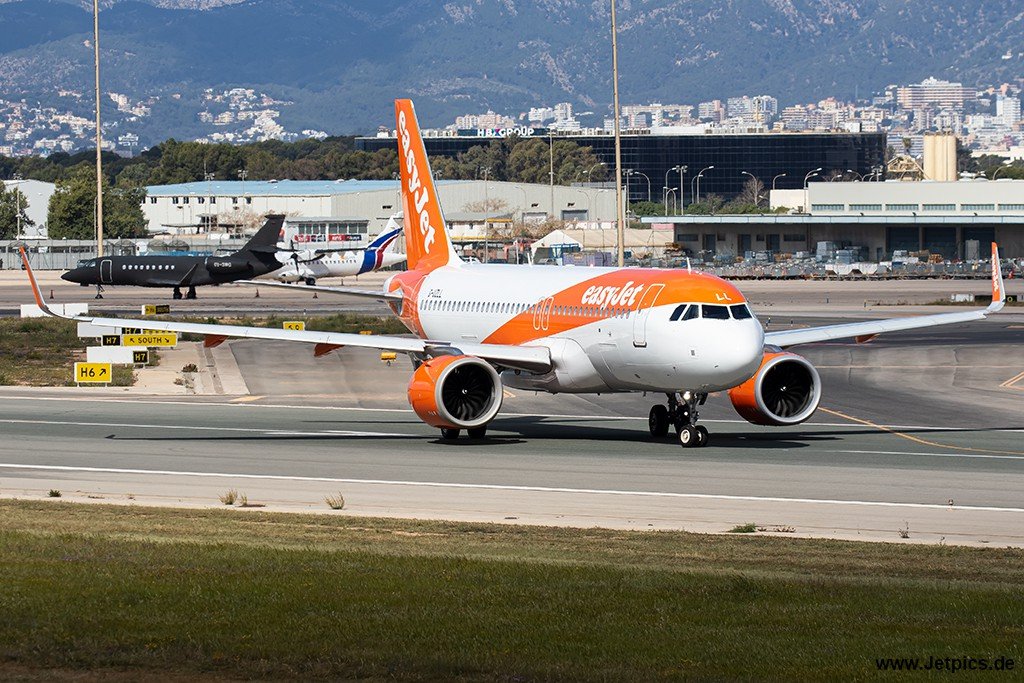 G-UZLL110424.jpg