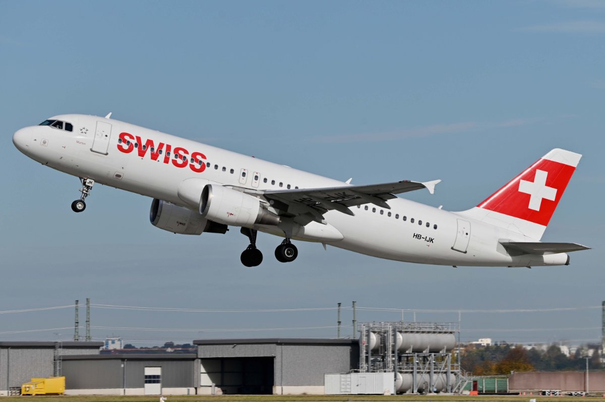 HB-IJK Swiss Airbus A320-214.JPG