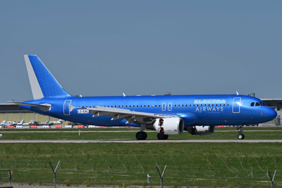 LZ-EAL Elektra Airways Airbus A320-214.JPG