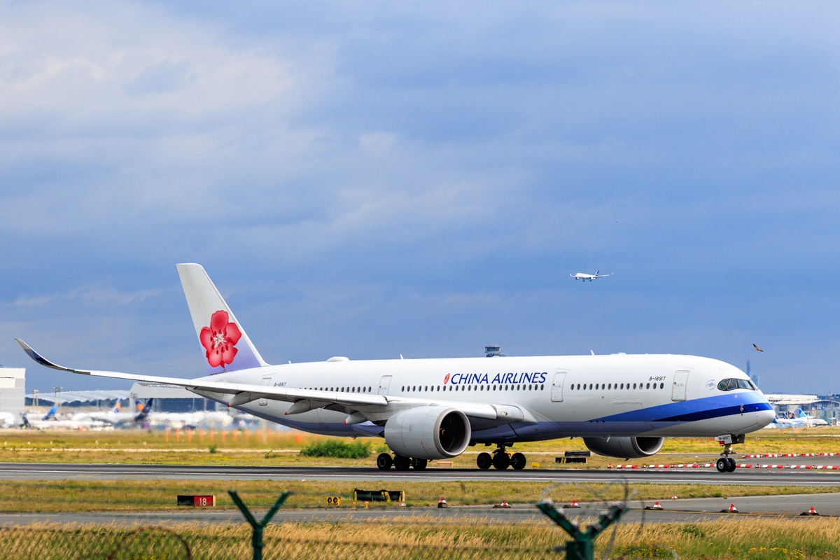 20250823-A350, B-18917, CAL.jpg