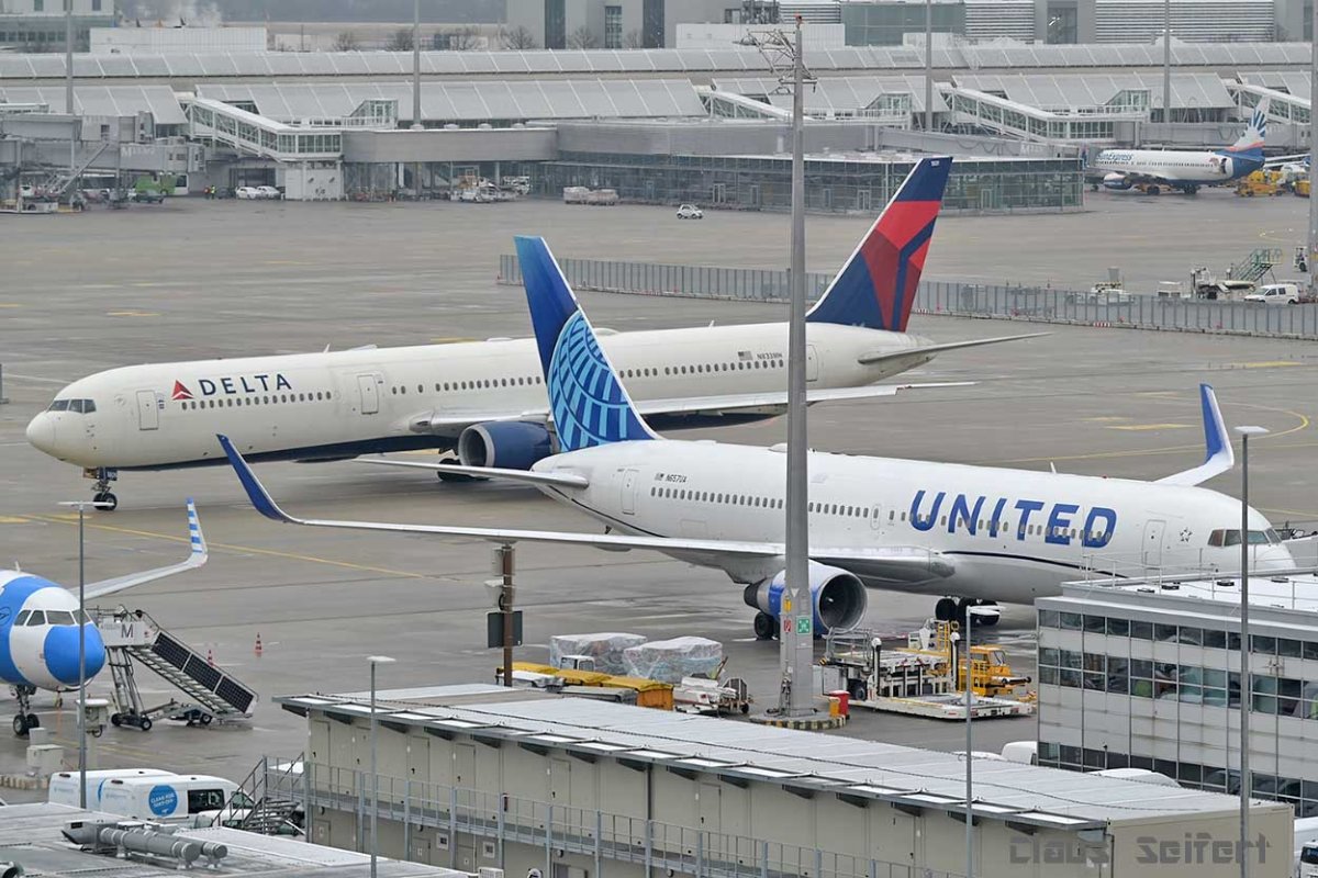 N833MH N657UA.jpg