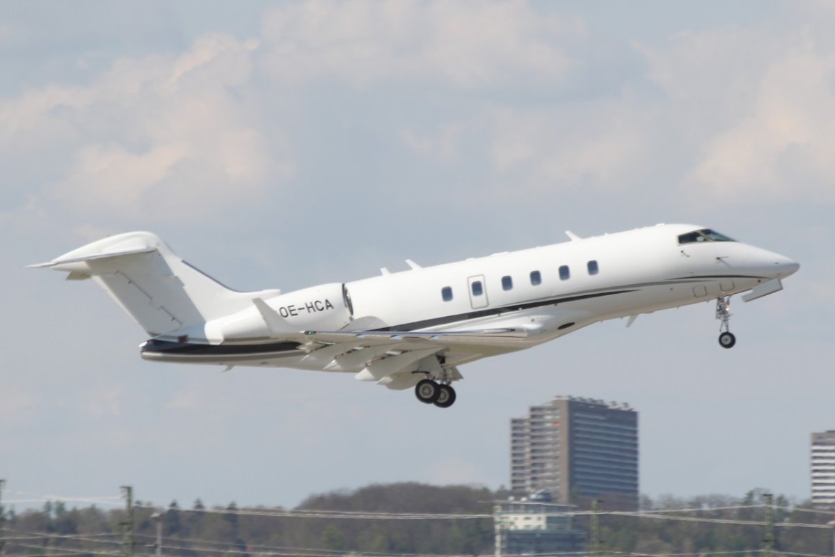 OE-HCA       Bombardier Challenger 300      Goldeck-Flug