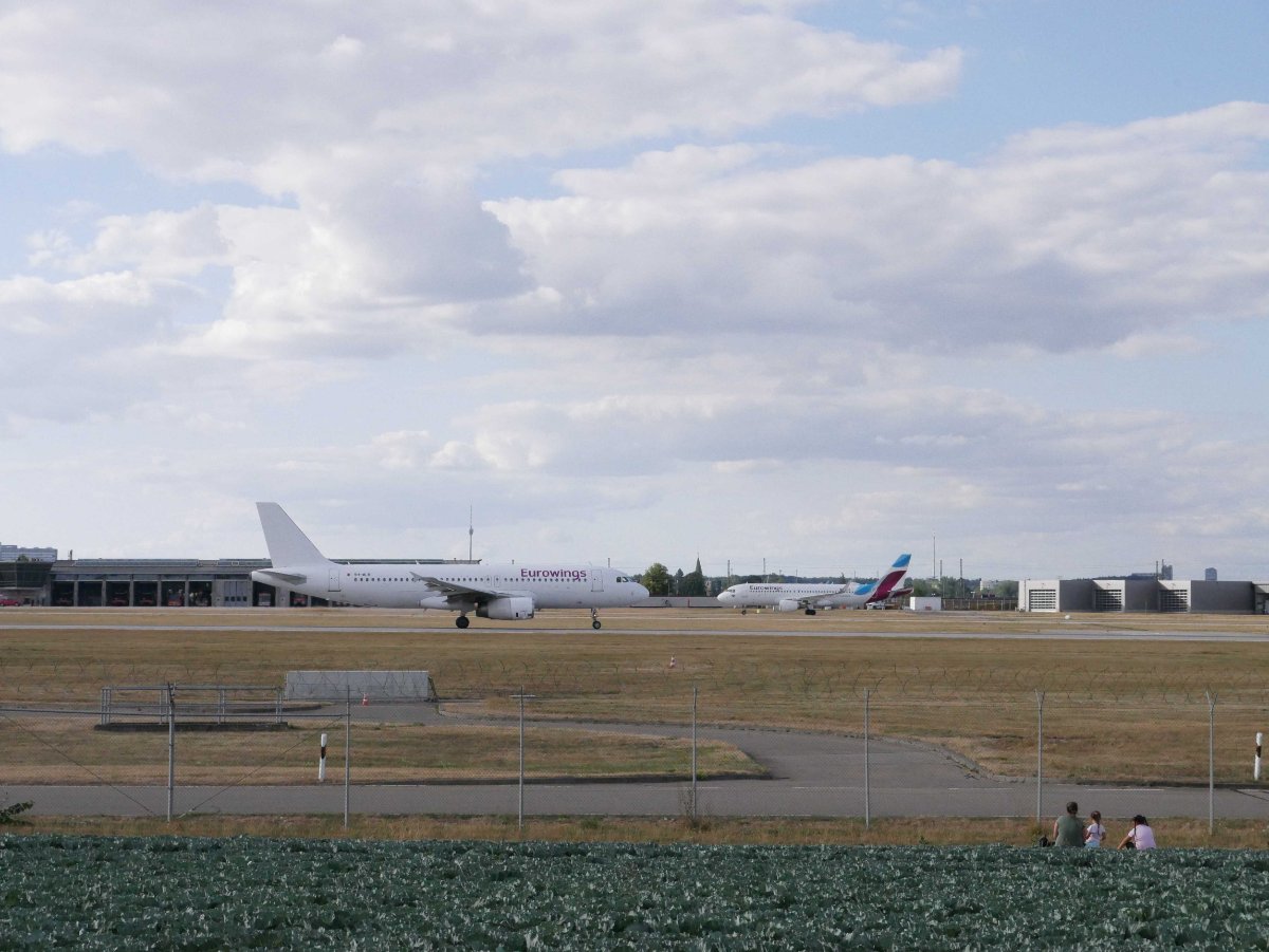 Zwei_Flugzeuge_Nase_An_Nase.JPG
